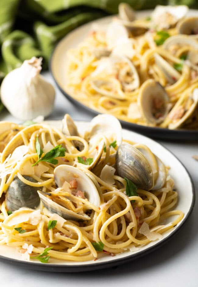 pasta alle vongole - Clams and pasta on plate